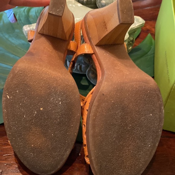 Naya “Alpine” Hot Mustard heeled sandal 7N - Picture 4 of 4